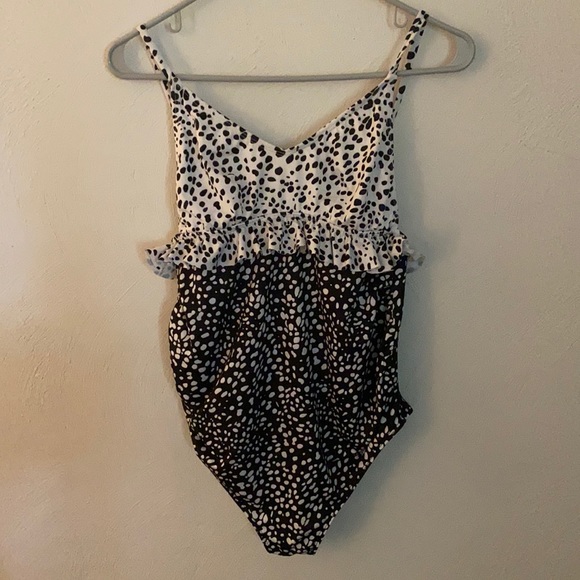 One piece bathing suit - Picture 1 of 6